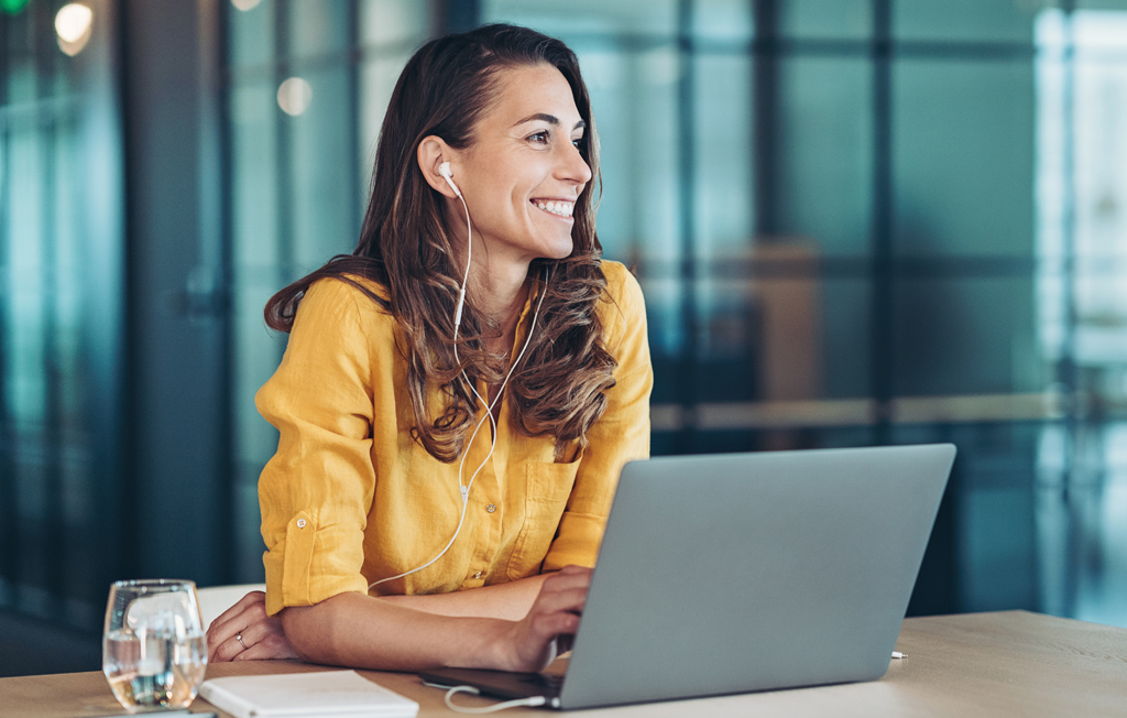 Joven utilizando una notebook